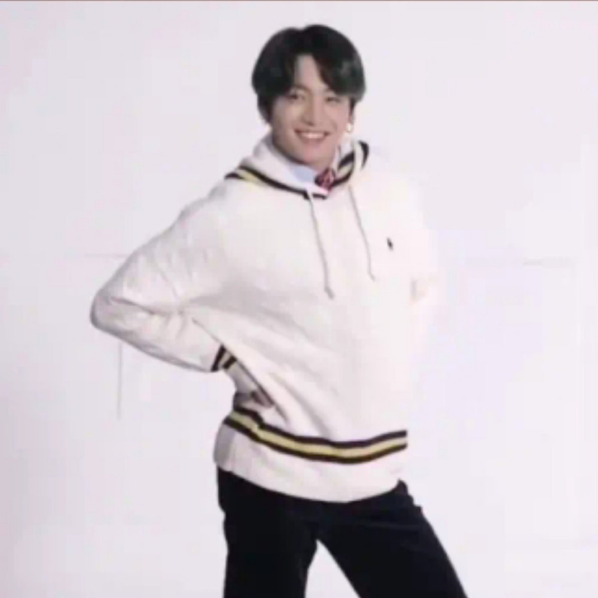 SofiaCr80291836's tweet photo. Yo después de aver votado como 100 veces casi me toman cm un bot y darme cuenta que los # estaban mal 🤡

I vote for #ARMY of @BTS_twt for "The best fandom" #BillboardTNT https://t.co/k6HSox2VeX