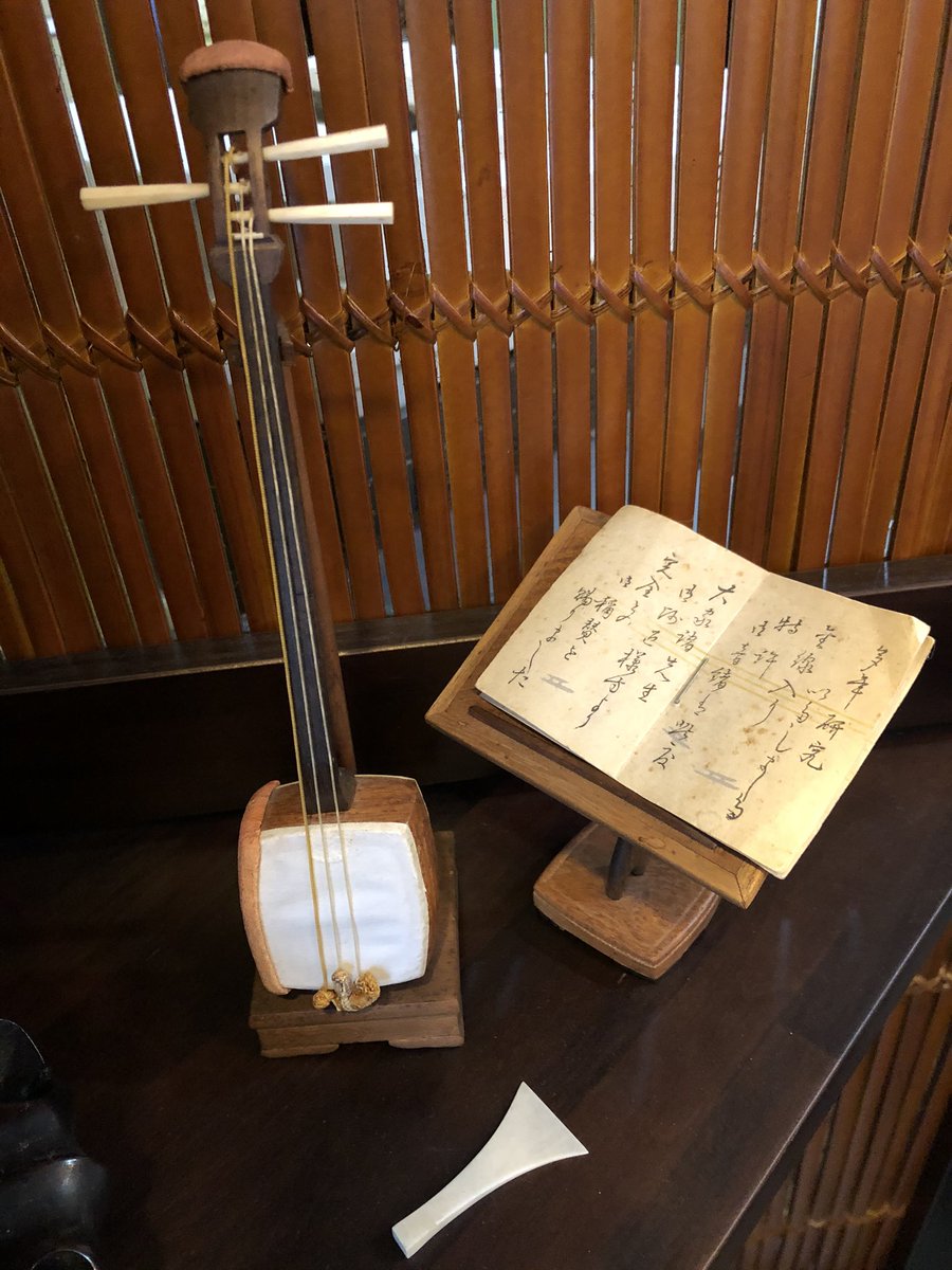 nbc_radio's tweet photo. 【SKPさな】
長崎市鍛冶屋町『平野楽器店』の店先には自由に演奏できる『ミニ箏』があります🎵
箏の本体には、カラーテープが貼ってあり用意してある楽譜と照らし合わせる事で『さくら』を簡単に演奏できます✨
箏に興味を持ってもらいたいという思いから始められたそうです🌸
#なうNBCラジオ
#nbcrd https://t.co/5JAqPTiBGR