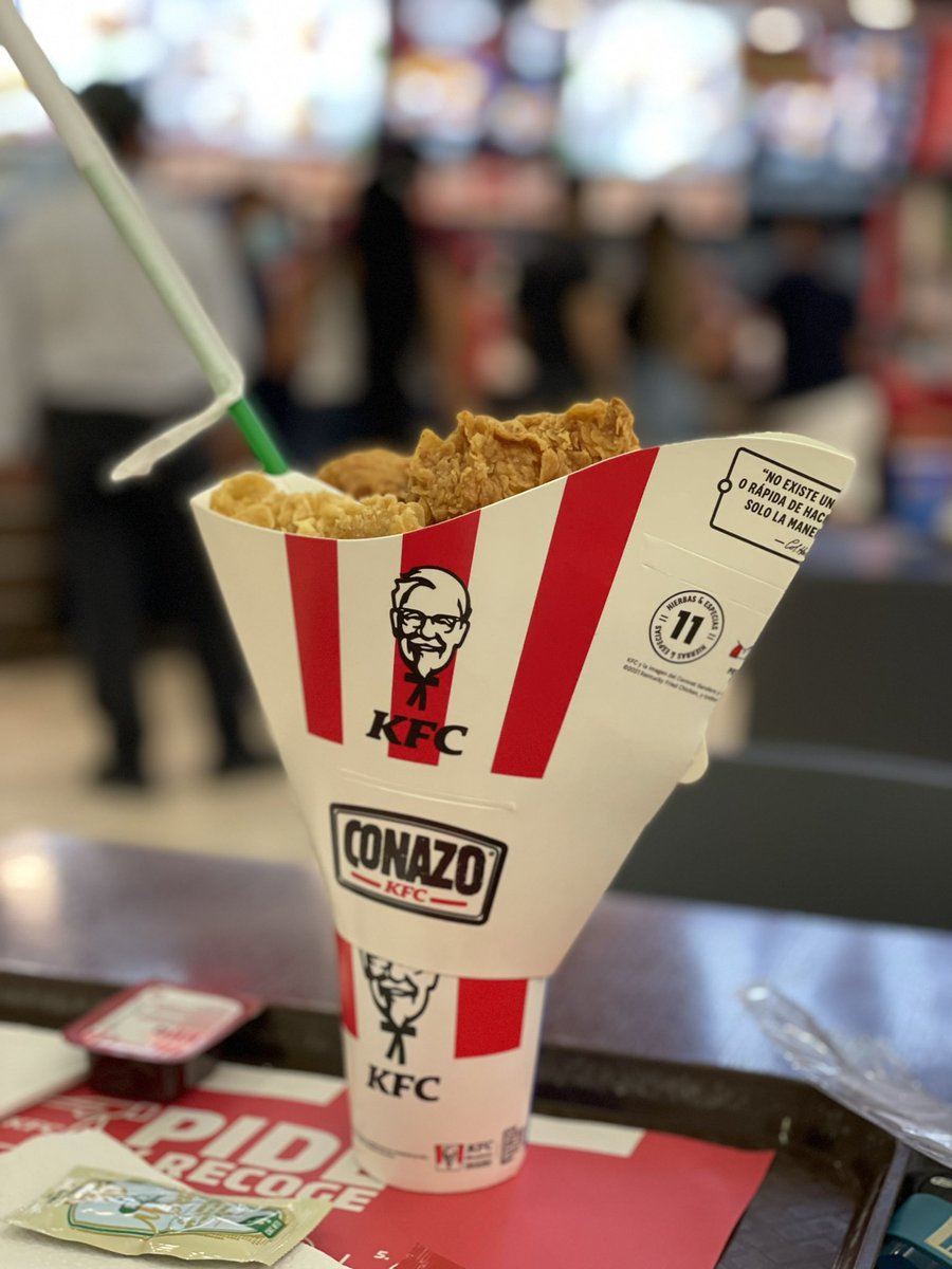 Wellingpaz's tweet photo. Quiero agradecer y a la vez felicitar a @kfcecuador especialmente local del PaseoShopping #Quevedo x el gesto q tuvieron conmigo. Alguien sin querer hizo caer mi #Conazo, yo muy molesto nada más me senté y listo no queria saber nada. Al rato me llamaron y me dieron otro 😍💪🏻👏🏻 https://t.co/3WPMGsUuC0