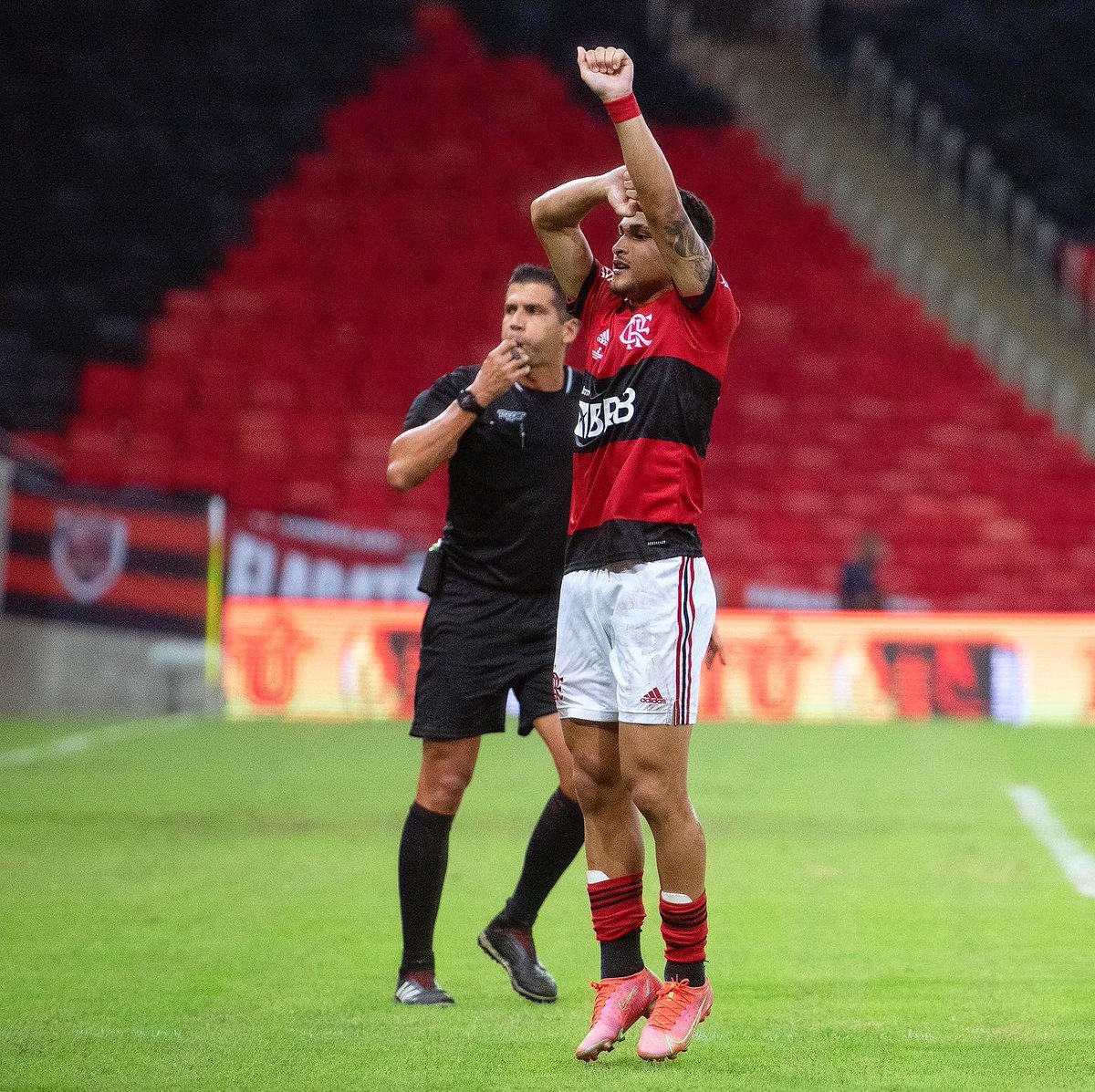 delmirojunior's tweet photo. #⏰ 17 segundos! Esse foi o tempo que @GomesOficial08 levou para marcar o 3 gol do @Flamengo 

#⚽️ @Flamengo 3x1 @FluminenseFC no @maracana 
2 jogo da final do @Cariocao 
📷 @delmirojunior 

#flamengo #fluminense #flaxflu #maracanã #campeão #futebol #joãogomes #hexatri https://t.co/HRwdlQDYPL