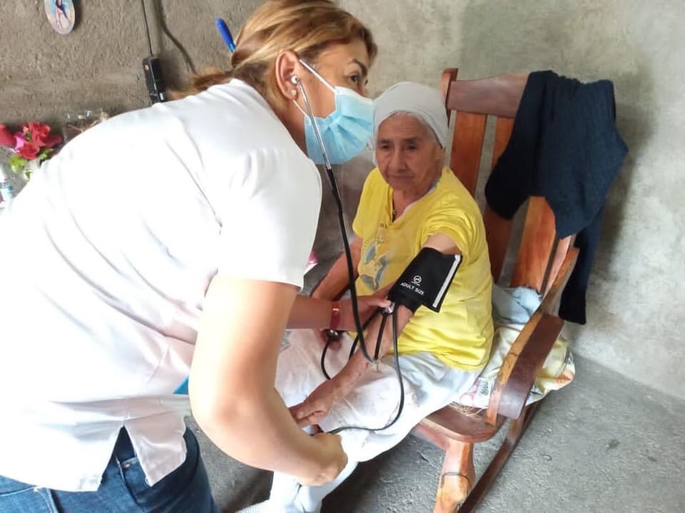 ClsNicaragua's tweet photo. #Boaco
Gobierno #Sandinista a través del @MinsaNicaragua y Jóvenes de la #JS19Julio hacen visita a madres de Héroes y Martires del municipio de Bosco, para la prevenir enfermedades y la importancia del cuido de su salud
#VacunandonosPuebloQueVence #CarneiroEsPueblo #TodoConAmor https://t.co/9h9stUZR25