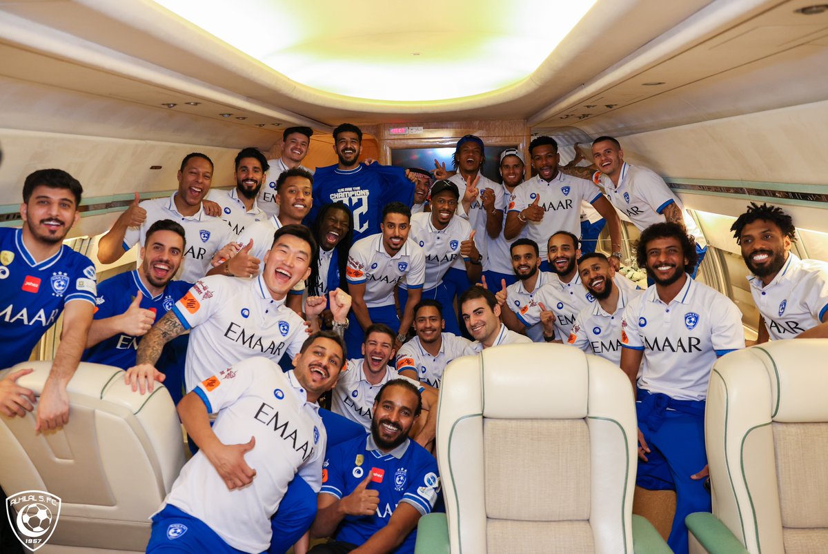 🛬 بطل الدوري للمرة 1️⃣7️⃣.. #كبير_آسيا ورابع العالم.. يصل إلى الرياض محمّلاً بالفرح والبطولة 6️⃣2️⃣ 😎💙🏆

#الهلال