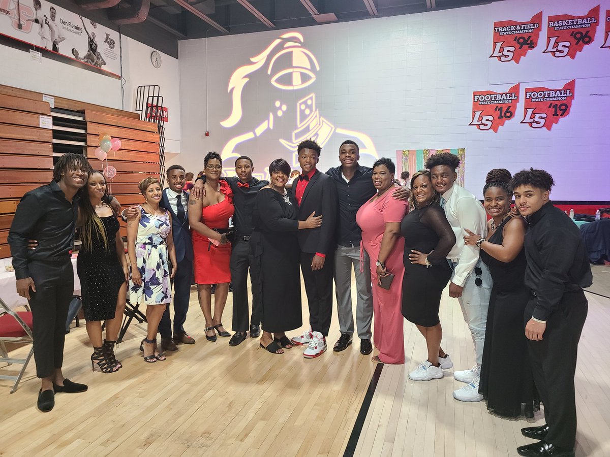 LaSallePride's tweet image. Looking sharp! #momprom #lifeatlasalle