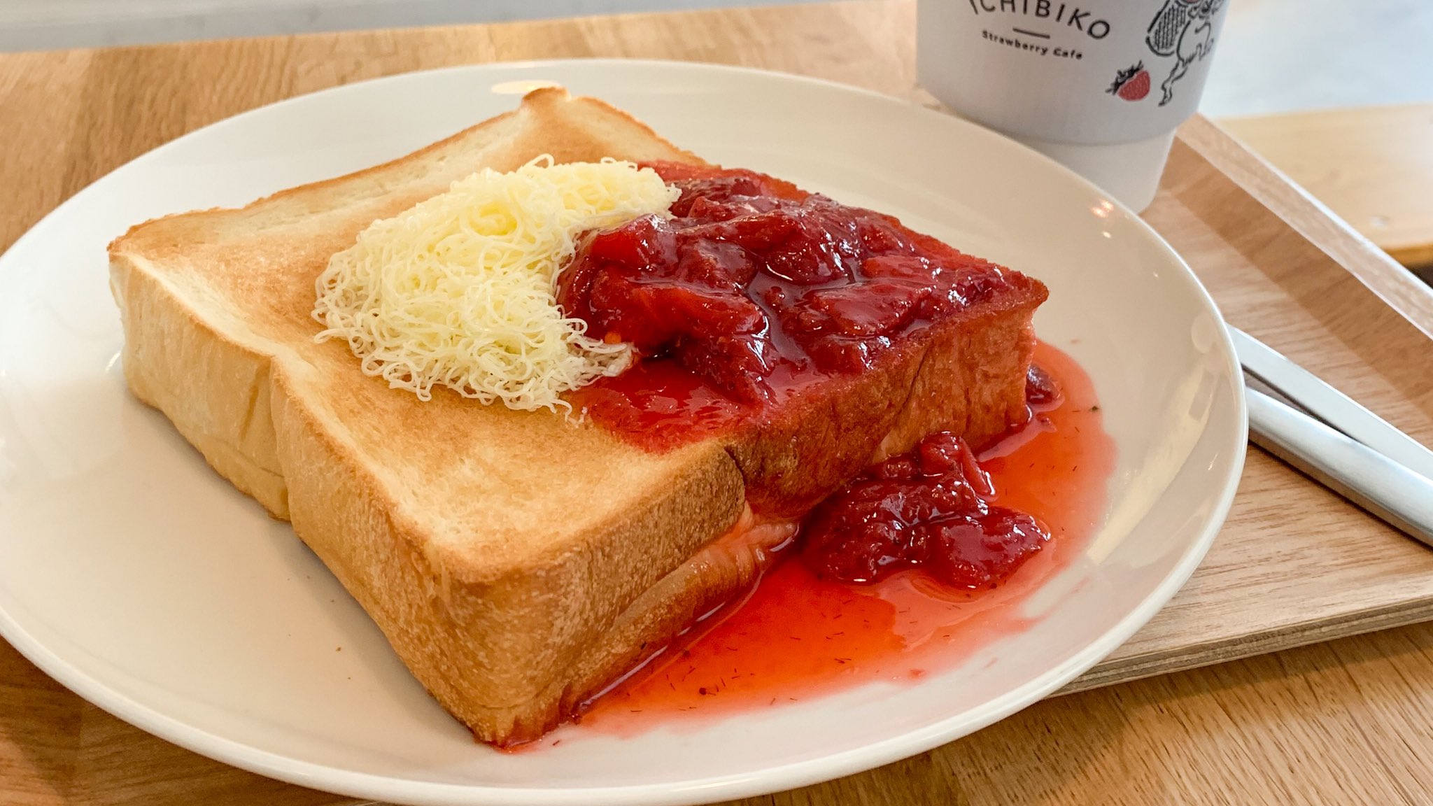 いちびこ Ichibiko いちごスイーツ専門店 公式 三軒茶屋店で人気のトーストメニューが復活しました 食べる宝石 ミガキイチゴ の自家製ジャムを使った ミガキイチゴトースト さっと溶ける削りバターと甘酸っぱいいちごジャムが絶妙なバランス