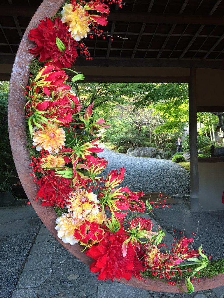 kyw_wedding's tweet photo. バルフロールさんの山門ウエルカムフラワー。
＃京都　＃料亭　＃結婚式　＃京大和　＃バルフロール https://t.co/uek0ddGJZL
