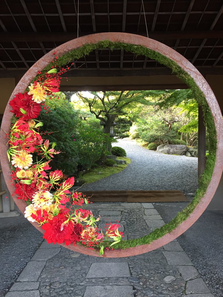 kyw_wedding's tweet photo. バルフロールさんの山門ウエルカムフラワー。
＃京都　＃料亭　＃結婚式　＃京大和　＃バルフロール https://t.co/uek0ddGJZL
