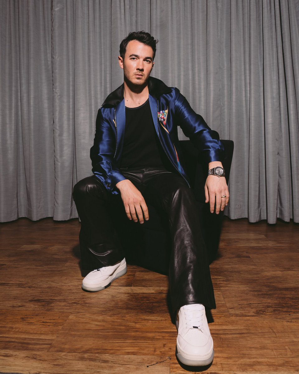 kevinjonas's tweet photo. Can’t wait to hit the stage in just a little while 😎 #BBMAs https://t.co/8pYriUDC6i