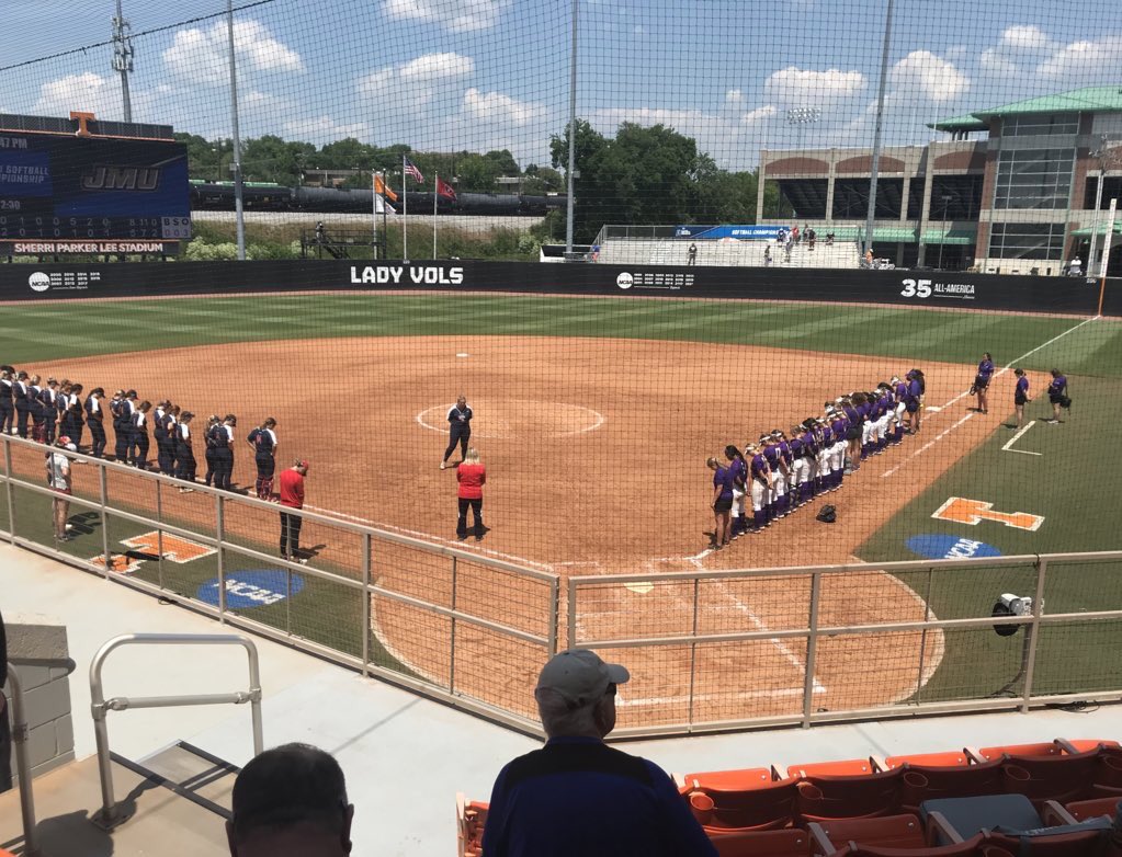 ekm_22's tweet photo. These moments will not make your highlight reel from the #RoadToWCWS softball regionals this past weekend. Amazing to see @LibertySB players and parents praying boldly &amp; publicly during pre/post game at the Knoxville Regional. #BiggerThanSports https://t.co/59c1UaU0m4