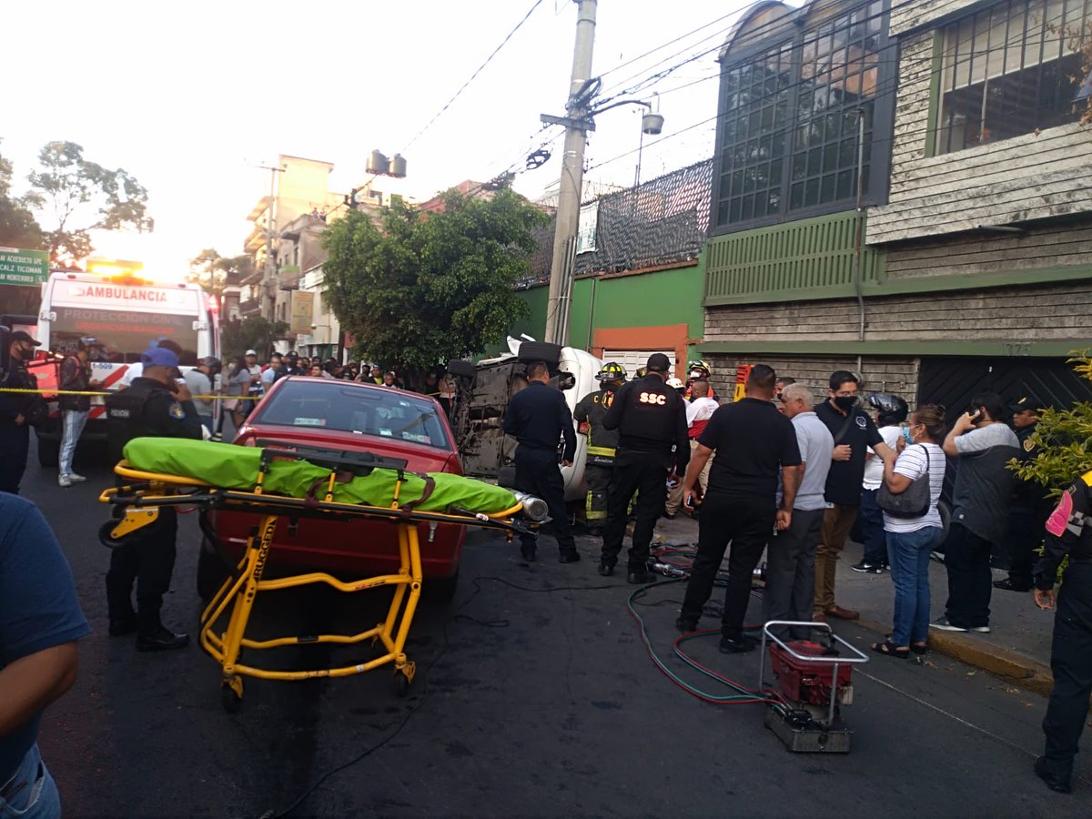 BookerCDMX's tweet image. ⚠️Precaución⚠️
A la hora ya todos los tripulantes del Jetta han sido rescatados después de laborar x minutos Unidades de Emergencia.
@Soymemomartinez
@DuqueMemo @ahoramasoficial @alertasurbanas @vkapao13 @p3drohz45