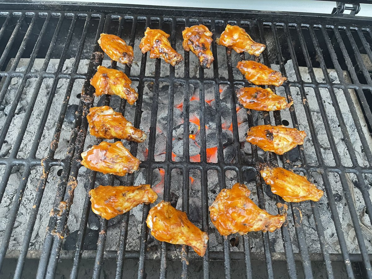 doingthefavor's tweet photo. It’s getting serious over here #Legwork #Grillwork https://t.co/NMXgzFtcMH
