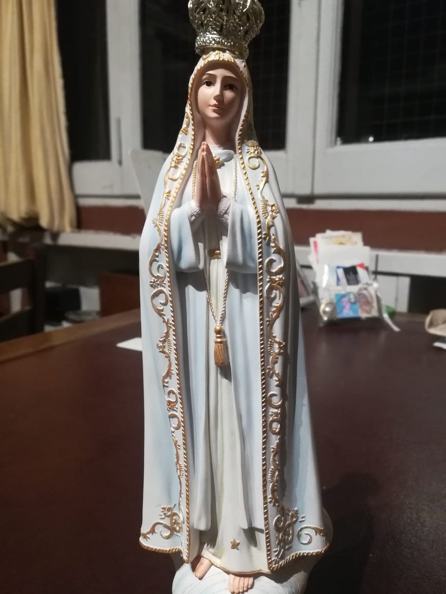 IgnacioPosseMol's tweet photo. #VirgenFatima : Un amigo ( pidió reserva con el nombre) hace 2 años estuvo en Fátima y le trajo de ahí a Argentina una imágen totalmente blanca a la hermana. El 13 de Mayo de 2021 , día de la Vírgen de Fátima, el manto de la imagen se volvió celeste. Doy fe que mi amigo es serio https://t.co/Sg54JBSQT7