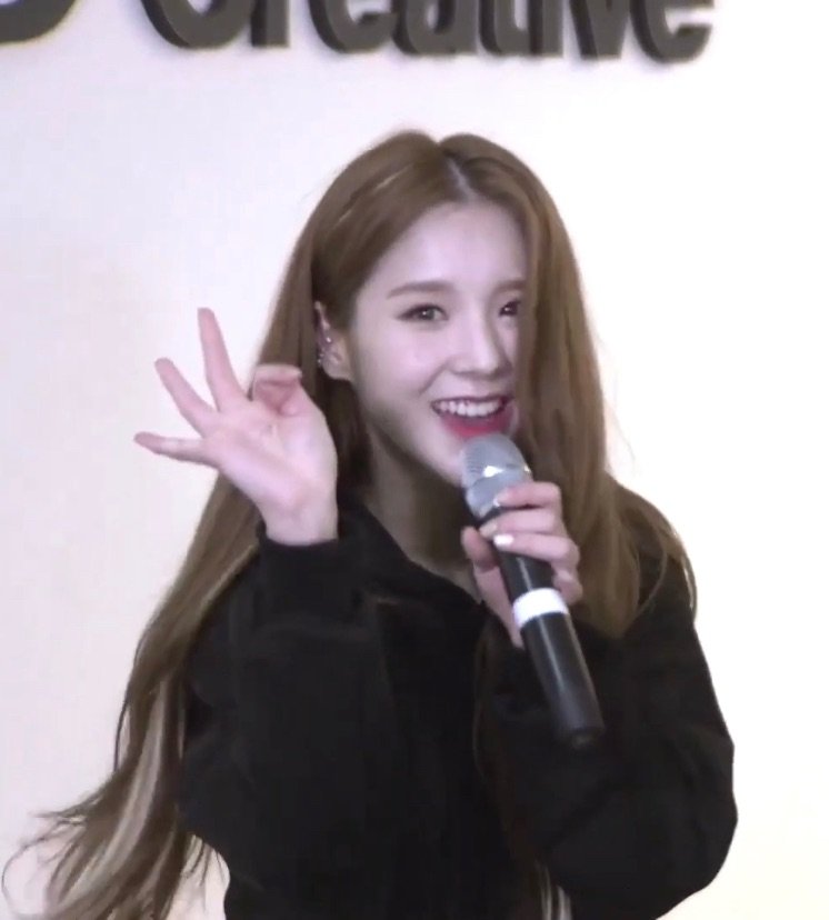 thinking about heejin (@heethinkerz) on Twitter photo 