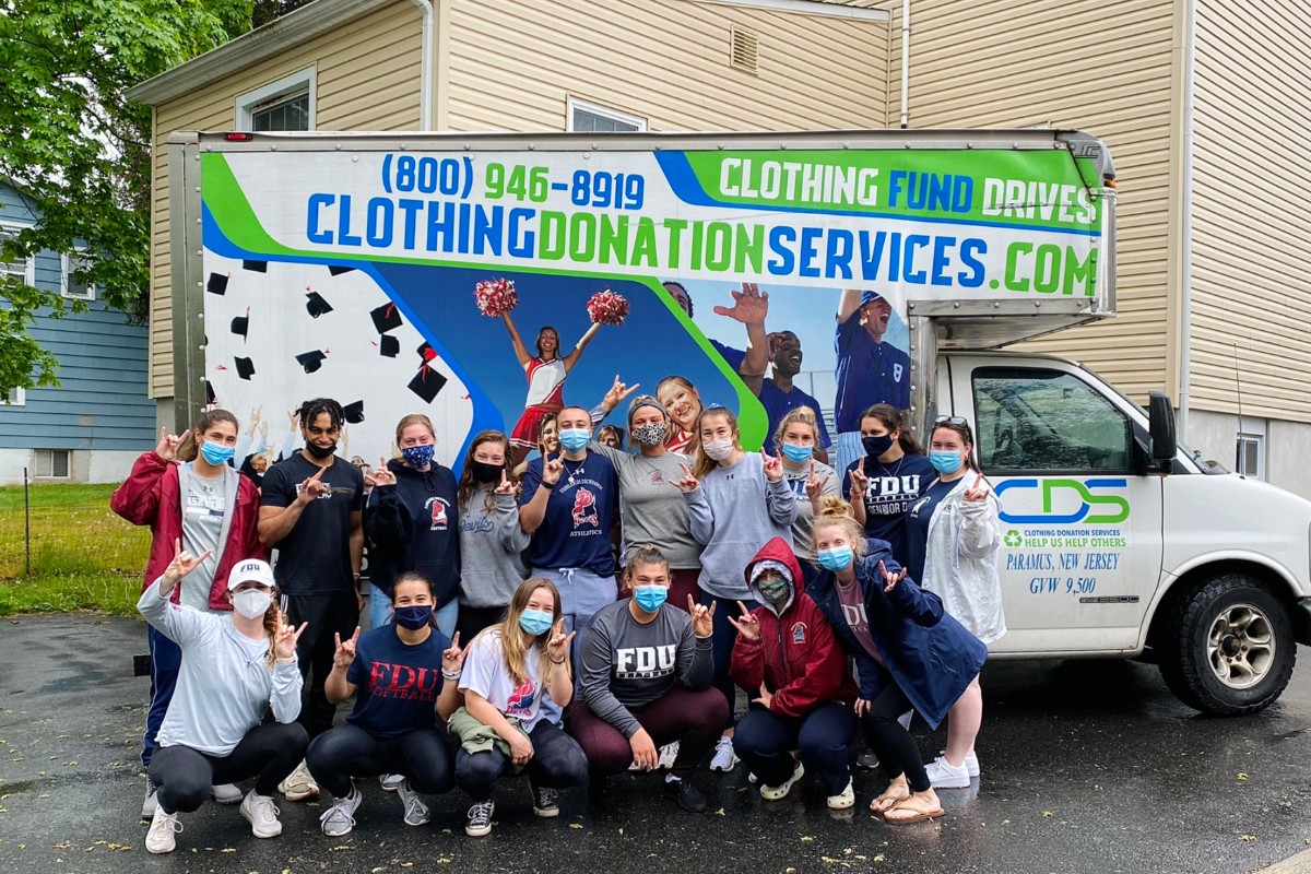 FDUWhatsNew's tweet photo. So proud of @FDUDevilsSB for donating 3️⃣0️⃣0️⃣ bags of clothing to Clothing Donation Services! ❤️👕 #FDUGivesBack #MyFDU 

Way to go! 👏 🥎 #HeatsRising #HornsUp #FDUSB https://t.co/vbtHSw84he