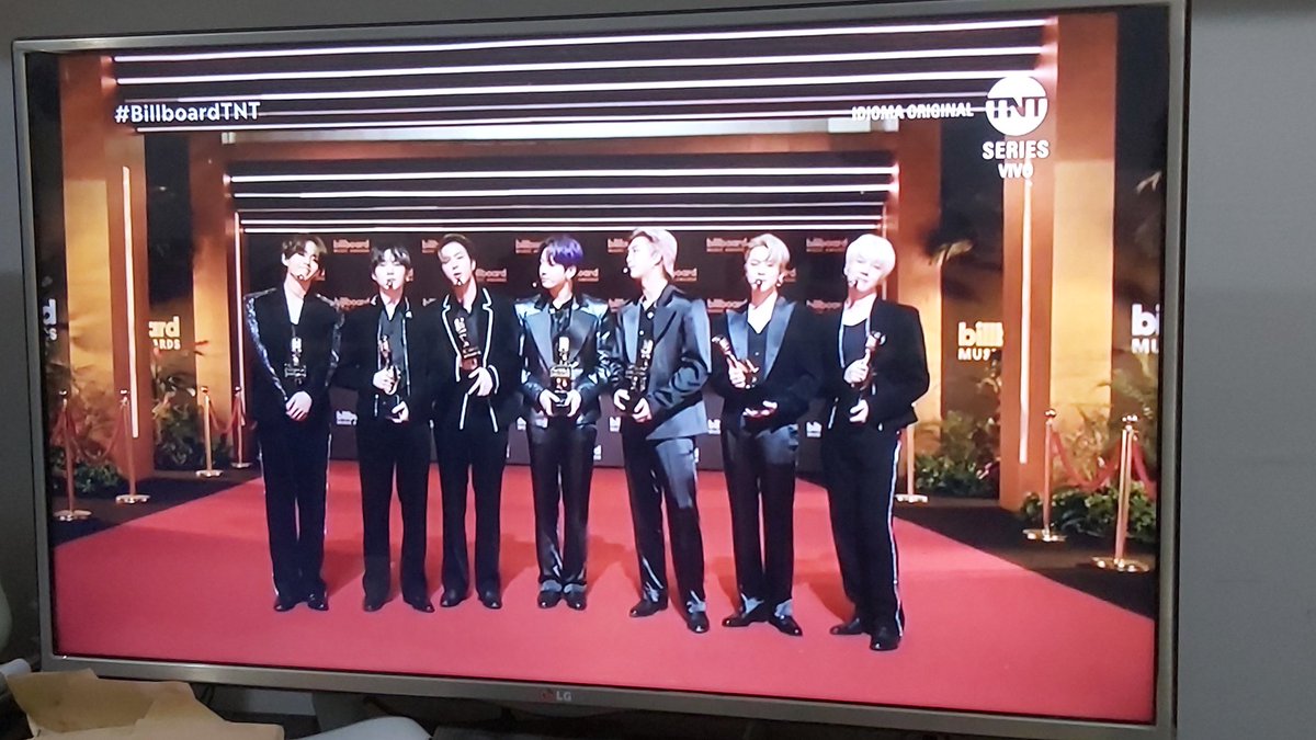 lunsmol's tweet photo. Vamoooossss que ganamos... voten Armys!!!! #BillboardTNT  @BTS_twt https://t.co/UgrItP4Pkr
