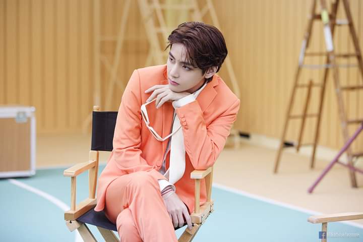 AngelRekin's tweet photo. #BillboardTNT @BTS_twt que hermoso se ve TAE ⚠️ALERTA ROJA⚠️
VALLAN A VOTAR A TWITTER POR ARMY COMO MEJOR FANDOM MAS PODEROSO!!! NO HAY LINKS!!! 
COPIEN Y PEGUEN EN TWITTER ✨

 #BillboardTNT  #BBMAs
#BTS @BTS_twt #ARMYbutter https://t.co/Ij1n80R6r0