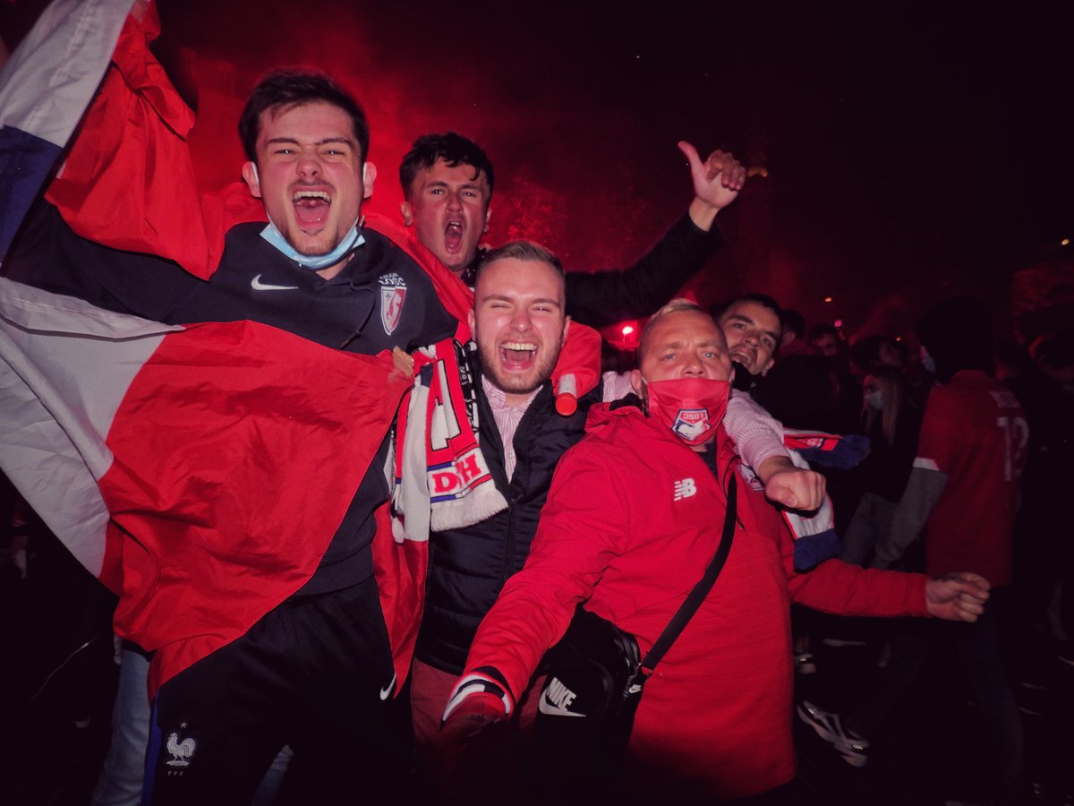 Lille_actu's tweet photo. 🔴⚪ Bonjour ! 
Le #LOSC est champion, #Lille en fête et en feu hier soir ! 
Revivez cette soirée historique comme si vous y étiez ici ➡ https://t.co/v4Zj41mYMV https://t.co/qC9vczdONQ