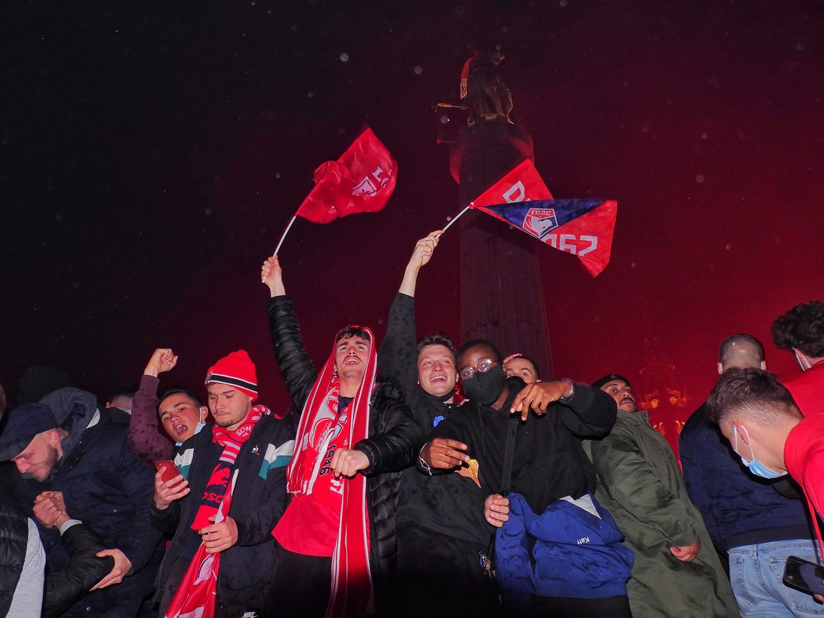 Lille_actu's tweet photo. 🔴⚪ Bonjour ! 
Le #LOSC est champion, #Lille en fête et en feu hier soir ! 
Revivez cette soirée historique comme si vous y étiez ici ➡ https://t.co/v4Zj41mYMV https://t.co/qC9vczdONQ