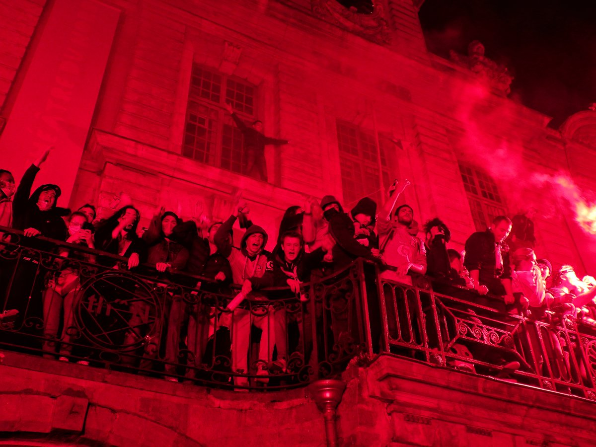 Lille_actu's tweet photo. 🔴⚪ Bonjour ! 
Le #LOSC est champion, #Lille en fête et en feu hier soir ! 
Revivez cette soirée historique comme si vous y étiez ici ➡ https://t.co/v4Zj41mYMV https://t.co/qC9vczdONQ