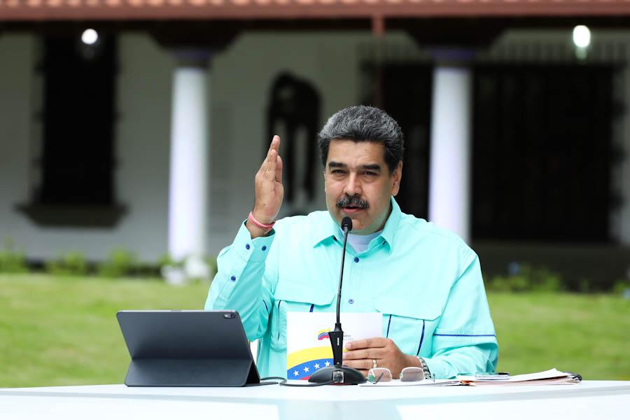 NicolasMaduro's tweet photo. Desde mañana #24May, tras la llegada desde China de 1 millón 300 mil vacunas, inicia una nueva fase en la inmunización frente a la Pandemia. Completaremos la atención a los trabajadores de la salud, la educación y a pacientes con enfermedades que aumentan su vulnerabilidad. https://t.co/cmZ047LsRE
