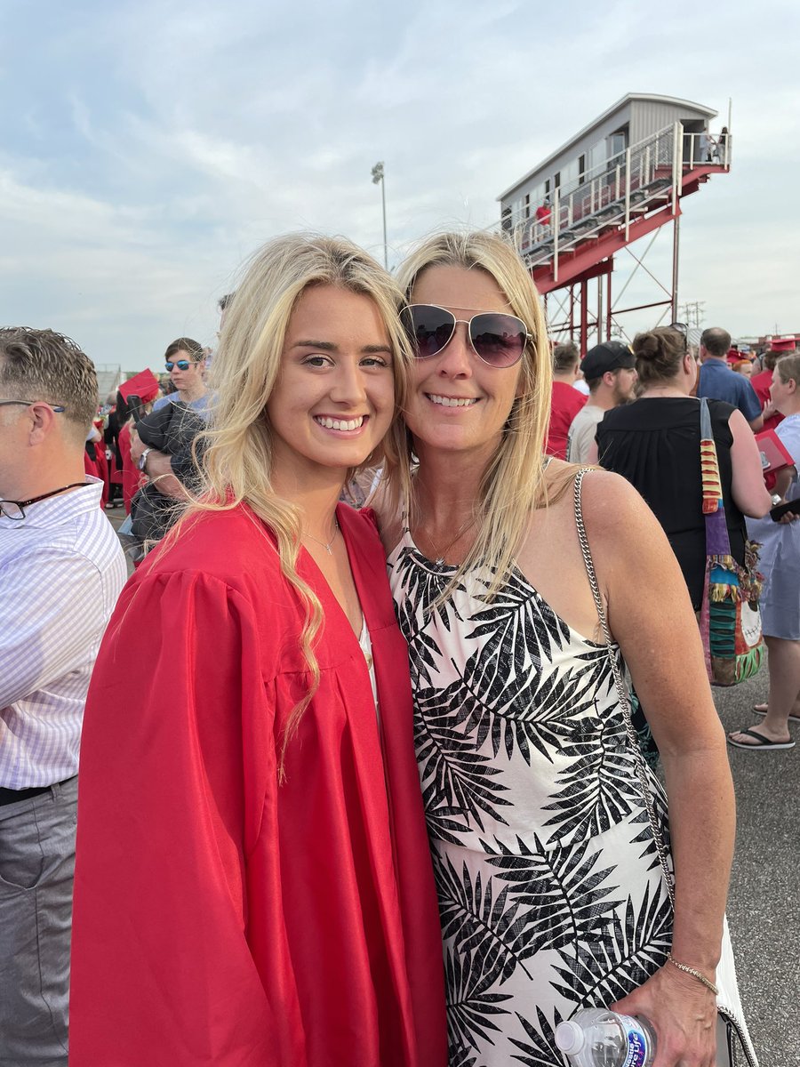 6Hellerb's tweet photo. What a great day for a Graduation!!  @_brooklynheller  🌹🩺🏐🐝 https://t.co/pbkbierxX5