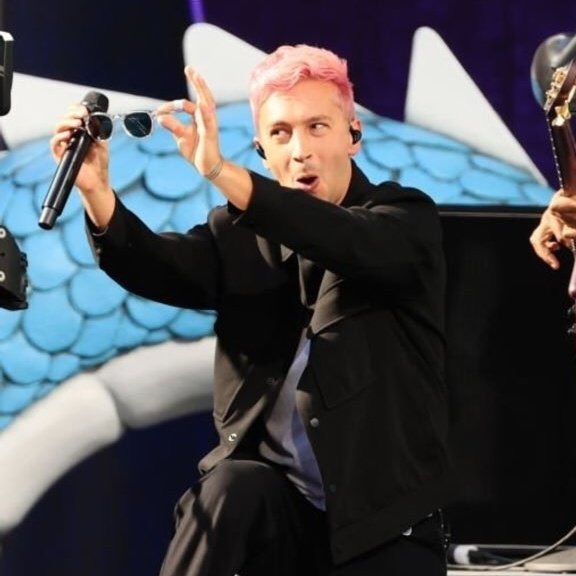 TOPMexicoClique's tweet photo. Twenty One Pilots hoy durante la presentación de "Shy Away" en los Billboard Music Awards 2021 afuera del Microsoft Theater en Los Angeles, California.
#BBMAs2021 #twentyonepilots #scaledandicy #TOPBBMAs https://t.co/lMuf8UPrHj