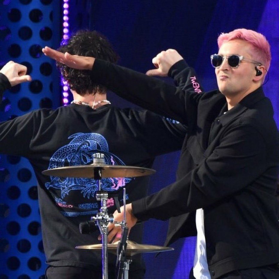 TOPMexicoClique's tweet photo. Twenty One Pilots hoy durante la presentación de "Shy Away" en los Billboard Music Awards 2021 afuera del Microsoft Theater en Los Angeles, California.
#BBMAs2021 #twentyonepilots #scaledandicy #TOPBBMAs https://t.co/lMuf8UPrHj