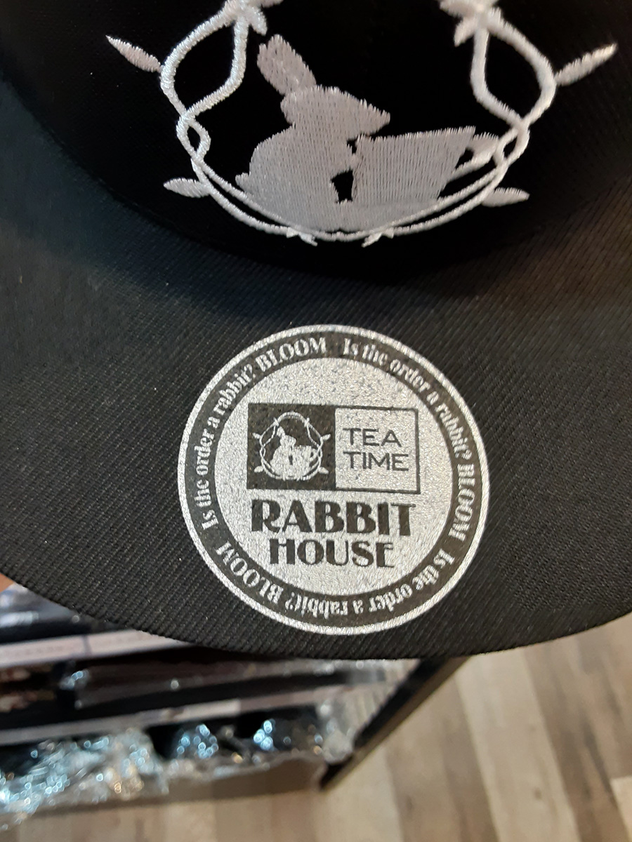 ジーストア総合 アキバ 入荷情報 ご注文はうさぎですか Bloom ラビットハウス 刺繍フラットバイザー フロントには看板ロゴを刺繍でデザイン ツバにもはホログラムステッカー風にロゴをプリント なんと内側のテープにもデザインが