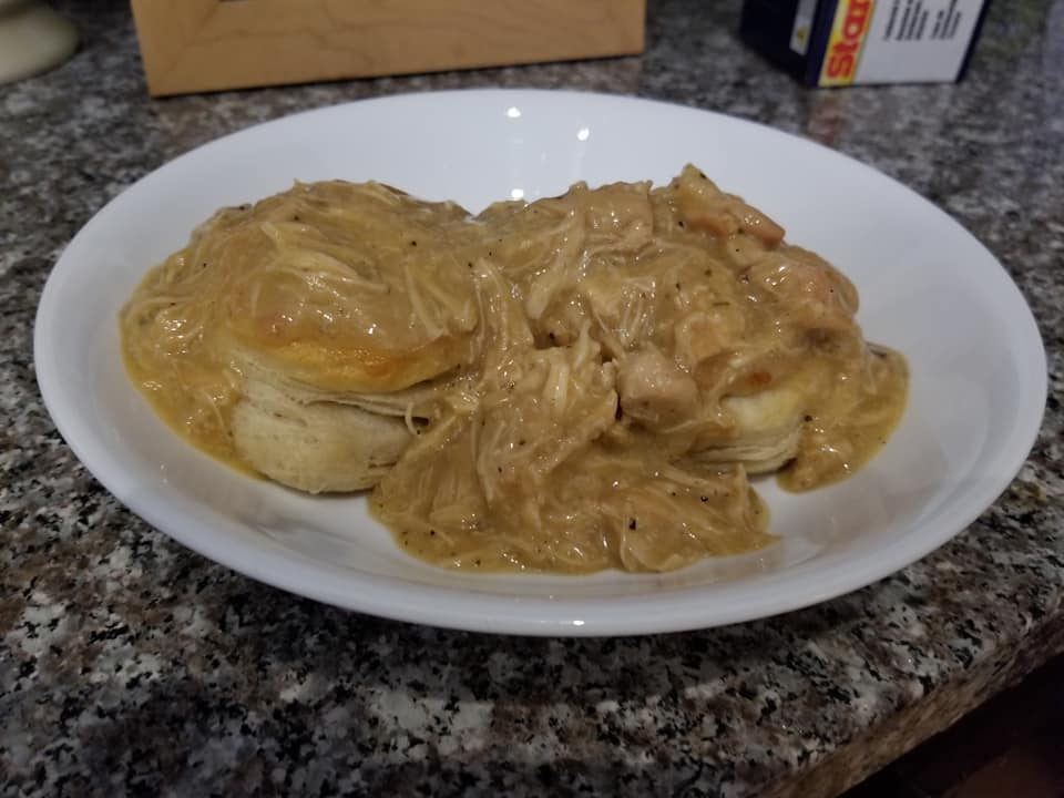 p2thel2theg's tweet photo. Current situation at mi casa:
buttery, flaky, layered biscuits w/crockpot chicken &amp; gravy.
Y'all don't even know...
#itswhats4dinner #bakingstoneware #freshcrackedblackpepper #garlicpepper #fakesalt  #perfection #letmegetanotherbiscuit https://t.co/YujeTwUyJR