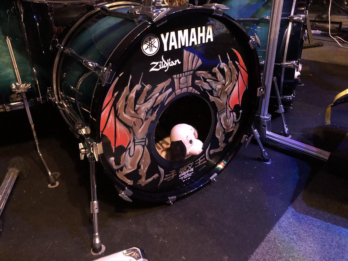 猫 バスドラム内部の毛布 バスドラフロントヘッドに開いた穴 何も起きないはずがなく Togetter