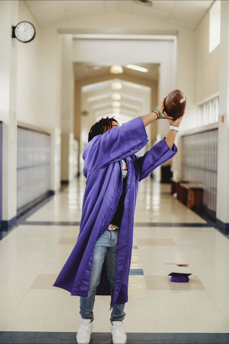 lilques7's tweet photo. graduation is in 4 days… then i get to finally say “MAMA I DID IT” 👨🏾‍🎓🍾 https://t.co/DXYHyPhQRh