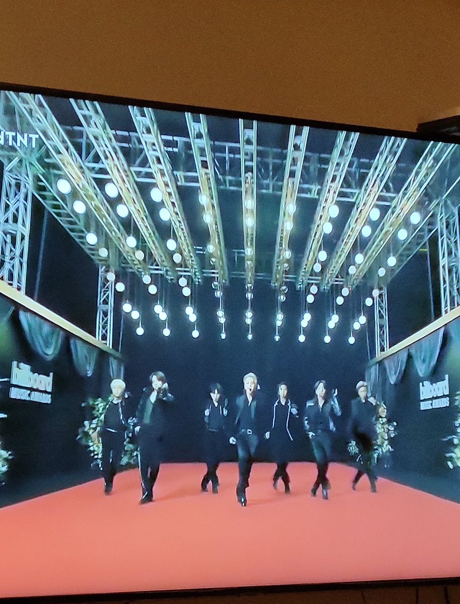 Jessirios's tweet photo. @TNTLA ellos tiene el fandom más fuerte del mundo💜
Bts in the house!!!! 💜

#BillboardTNT  #BBMAs
#BTS #ARMY @BTS_twt https://t.co/wT53ZATBMj