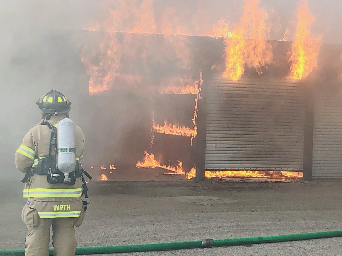 NewarkOHFire's tweet photo. Newark firefighters, along with multiple other agencies assist the City of Heath Fire with a large commercial building fire on S. 30th St. this evening. Investigators are on scene. #staysafe
(Photos by Patrick Guanciale) https://t.co/aslxEBWomP