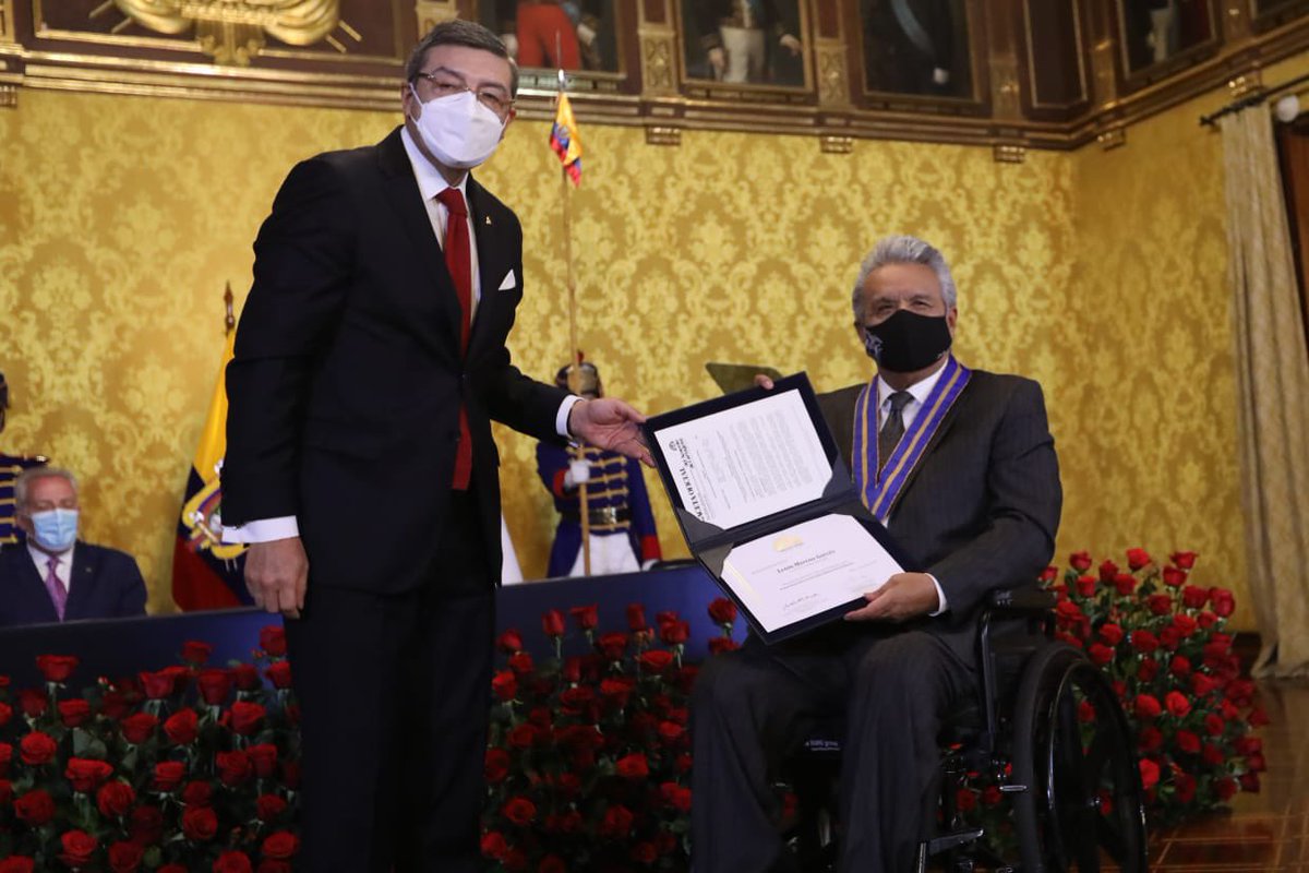 Hoy recibí la Orden Honorífica de la <a href="/ComunidadAndina/">Comunidad Andina</a>.
¡Gracias por tan alto reconocimiento! Los ecuatorianos son los merecedores de este honor. Aporté con mi grano de arena para reconstituir la libertad y democracia. Sin ellas no habría progreso ni desarrollo ¡#GraciasEcuador🇪🇨!