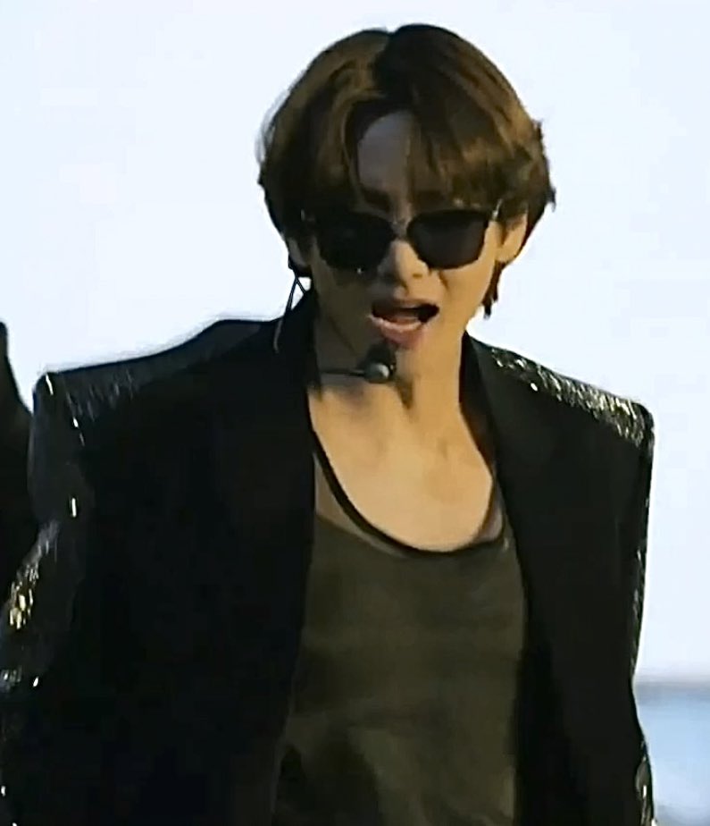 KIM TAEHYUNG IN SEE THROUGH SHIRT ?!?!?? OHMYGOD 😭
