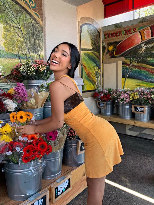 Happiest near flowers 💐 https://t.co/XsyCs39PkZ