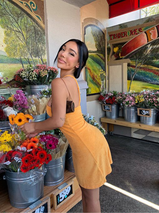 Happiest near flowers 💐 https://t.co/XsyCs39PkZ