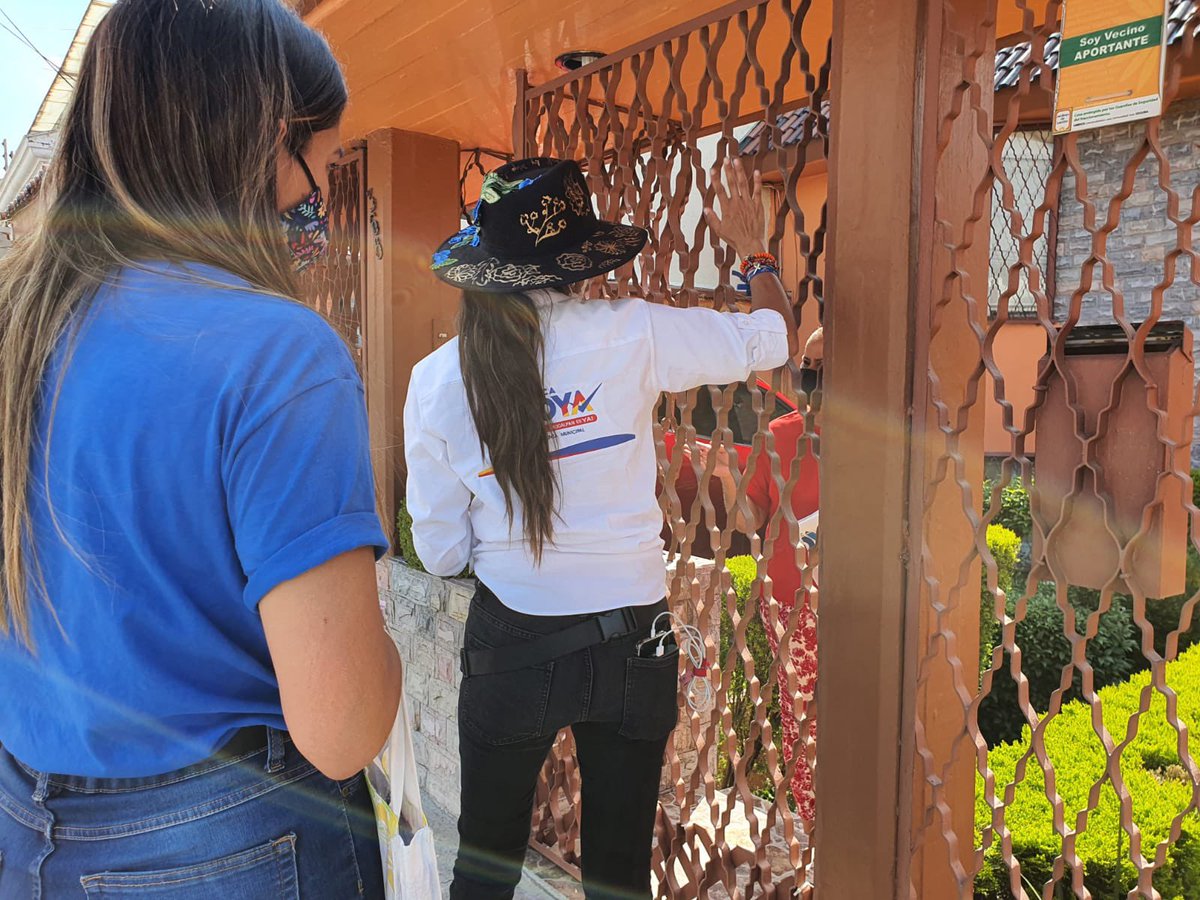 MaPaulinaP's tweet photo. Terminamos nuestro domingo recorriendo Jardines de Satélite, con mucho ánimo y con la convicción que este 6 de junio ganaremos con @angiemoyam y los candidatos de Acción Nacional y la coalición. 🔵🔴🟡 #ConMoyaSí #ElCambioEsYa https://t.co/WGBhFMjhgI