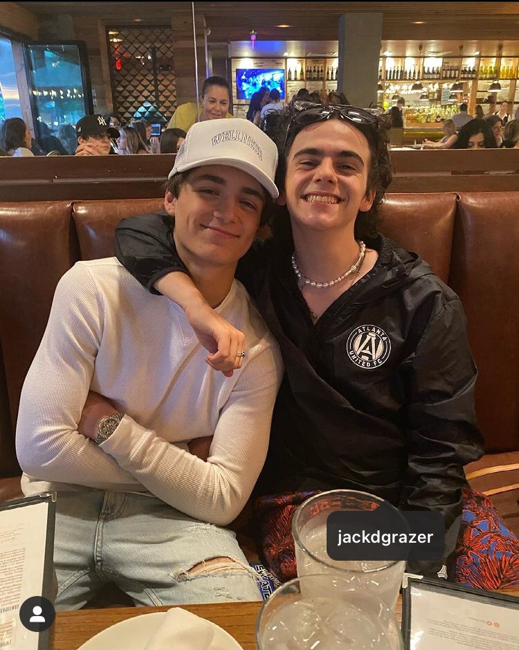 ofSZBilly's tweet photo. ⚡️𝗡𝗲𝘄𝘀 𝘂𝗽𝗱𝗮𝘁𝗲⚡️

Asher Angel อัพรูปไอจีคู่กับ Jack Grazer พร้อมกับแคปชัน We back ซึ่งคุณ Zachary Levi ก็ได้กดหัวใจให้กับภาพดังกล่าวด้วย 

ต้องรอติดตามกันอย่างใกล้ชิดนะครับว่าจะมีข่าวคราวอะไรอัพเดตเกี่ยวกับชาแซมในช่วงนี้บ้าง พลาดไม่ได้จริงๆครับ https://t.co/bulBILIss0