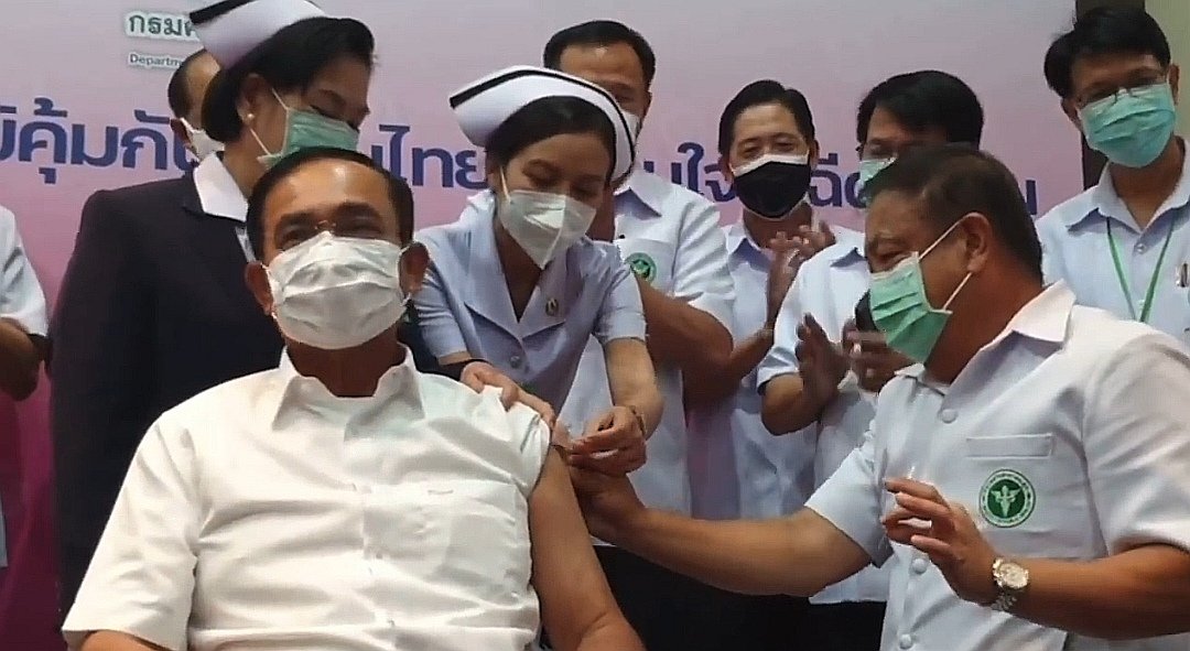 sirotek's tweet photo. ประยุทธ์ฉีดวัคซีนแอสตราเข็มที่ 2 ในวันที่ 24 พ.ค.ใช้เจ้าหน้าที่รัฐอย่างน้อย 10 คน เพื่อฉีดวัคซีนให้คนคนเดียว ขณะคนส่วนใหญ่ประเทศไม่ได้แม้แต่วัคซีนเข็มแรก ถ้าได้ก็ได้ชิโนแวค ส่วนหลายโรงพยาบาลเลื่อนฉีดแอสตราเข็มที่สอ��เพราะไม่มีวัคซีน https://t.co/rwjVloAENH