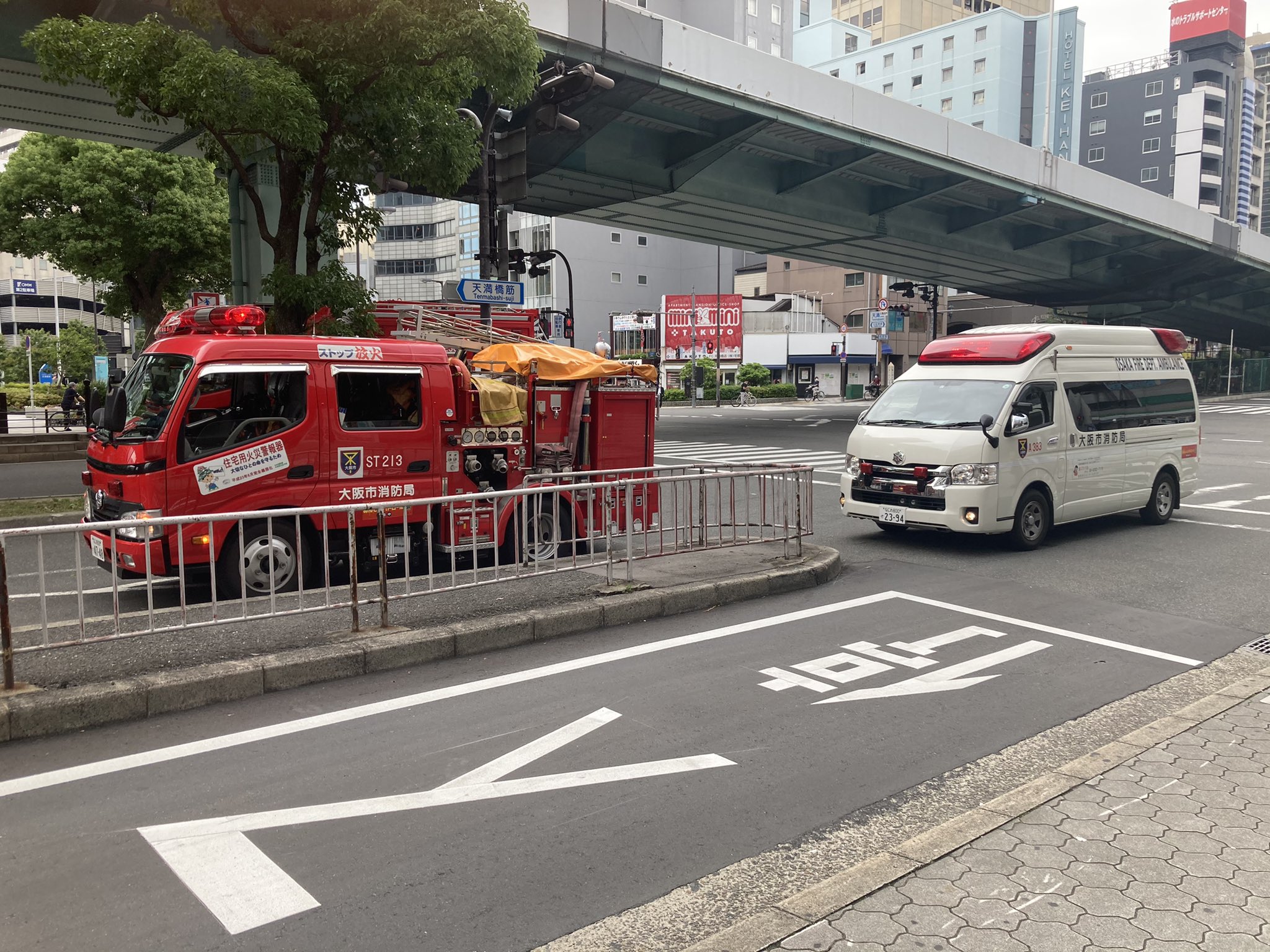 天満橋駅に消防車や消防車が駆けつけている画像