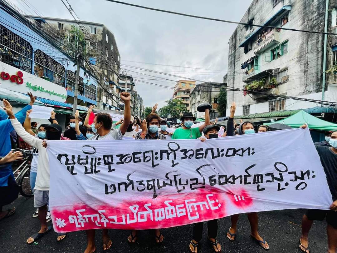 SaveMM99's tweet photo. Flash Mob Strikes in Different parts of #Yangon amid Tight Security &amp; Brutalities of Junta. We are Yangon Residents,We would never Kneel down under Military's boots.
#MilkTeaAlliance
#May24Coup
#WhatsHappeningInMyanmar https://t.co/tXgQ8wywW9