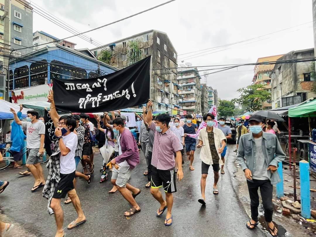 SaveMM99's tweet photo. Flash Mob Strikes in Different parts of #Yangon amid Tight Security &amp; Brutalities of Junta. We are Yangon Residents,We would never Kneel down under Military's boots.
#MilkTeaAlliance
#May24Coup
#WhatsHappeningInMyanmar https://t.co/tXgQ8wywW9