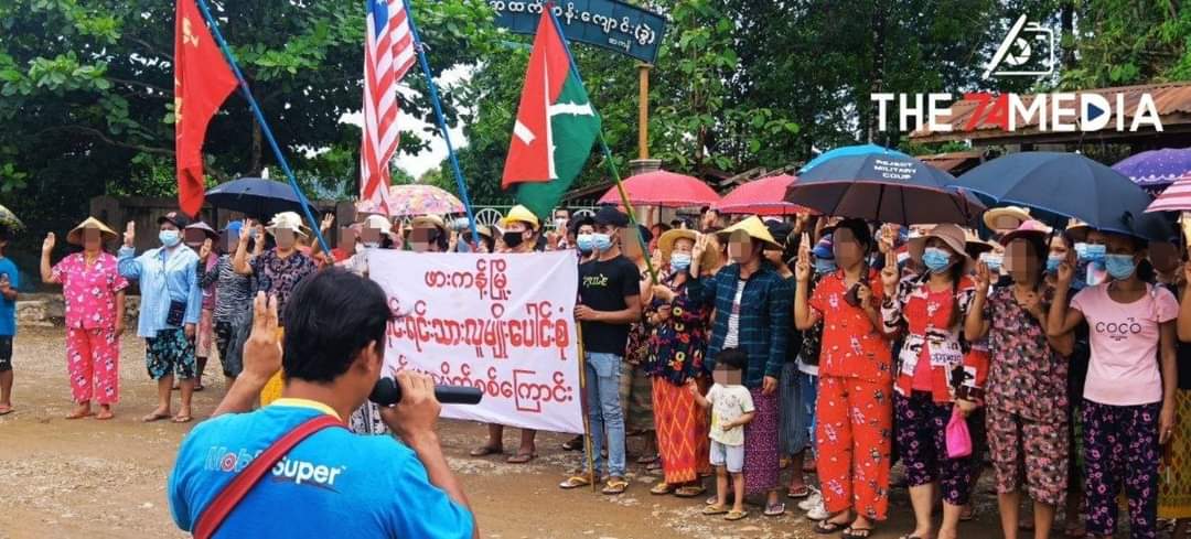 The74Media2019's tweet photo. ဖားကန့်မြို့တွင် စစ်ကားများ ပတ်ကင်းပြုလုပ်နေသည့်ကြားမှ ‌ေြပာက်ကျားသပိတ် ပြုလုပ်သည့် တိုင်းရင်းသားလူမျိုးပေါင်းစုံသပိတ်စစ်‌ေကြာင်း - မေ ၂၄ ရက်၊၂၀၂၁ ခုနစ် https://t.co/XiG9Gg0BIK