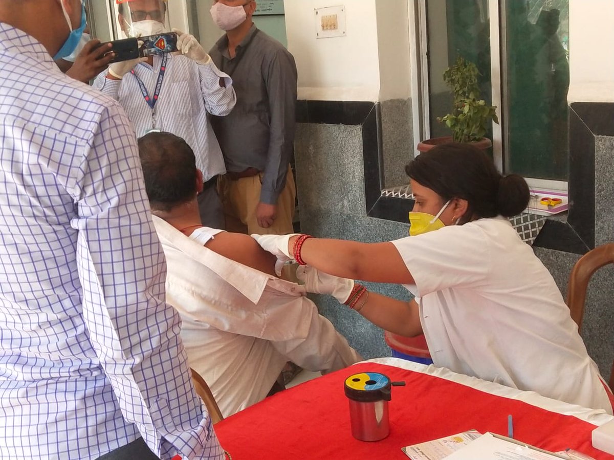 drm_lko's tweet photo. As part of the ongoing vaccination campaign against #COVID19 
Today, Railway personnel aged 44+ were vaccinated during a vaccination drive at the Unnao health unit of Lucknow div.
At NR/LKO we are fully committed towards the health &amp; well being of our worthy Rail Staff. @GM_NRly https://t.co/cyvBl8phWn