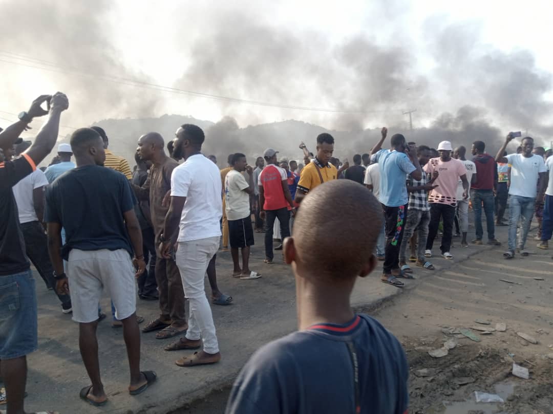 Irate Youths Block Abuja-Kaduna Highway To Protest Kidnapping