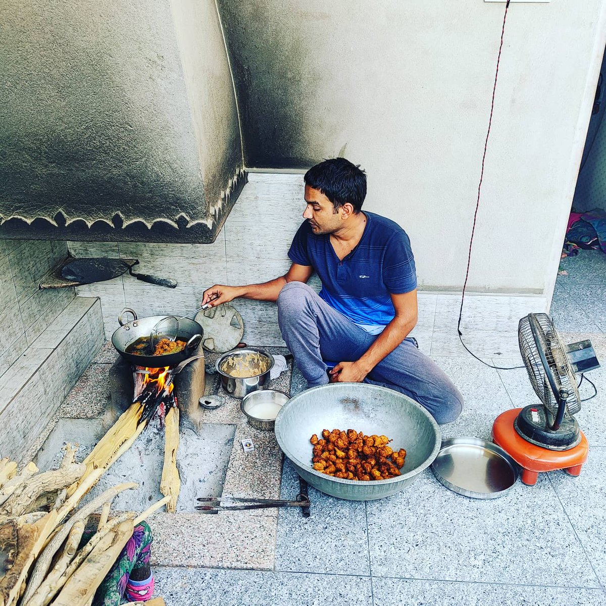 TheSubhashFouji's tweet photo. आ जाओ गुड़ के गुलगले तिल के तेल में।
दही बड़ा और शकरपारा और पूड़ी।
#desifoodie #homemade #puredesi #TheSubhashFouji https://t.co/nVCTwTExUc