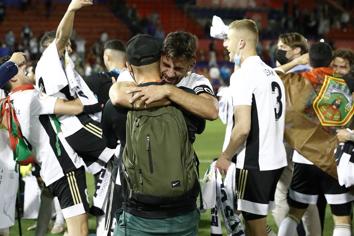eneko_5's tweet photo. A los del playout en Linares, a los de la 18/19, a los que confiaron,a los que ayer disfrutaron tanto, a los que les hubiera gustado hacerlo y por desgracia ya no están.A todos vosotros, y tantos más ,GRACIAS! Porque lo de ayer, es para siempre. @Burgos_CF https://t.co/ua6YZ3UXSC