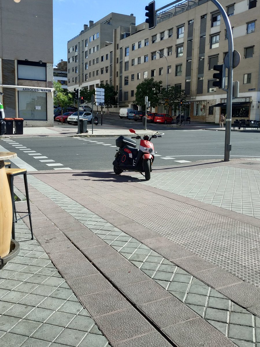 vpanadero's tweet photo. @AccionaMoto Por favor no es admisible que se aparque una moto de esta manera, deberiais tomar medidas. Vista en Montecarmelo https://t.co/B2x02FbhRM