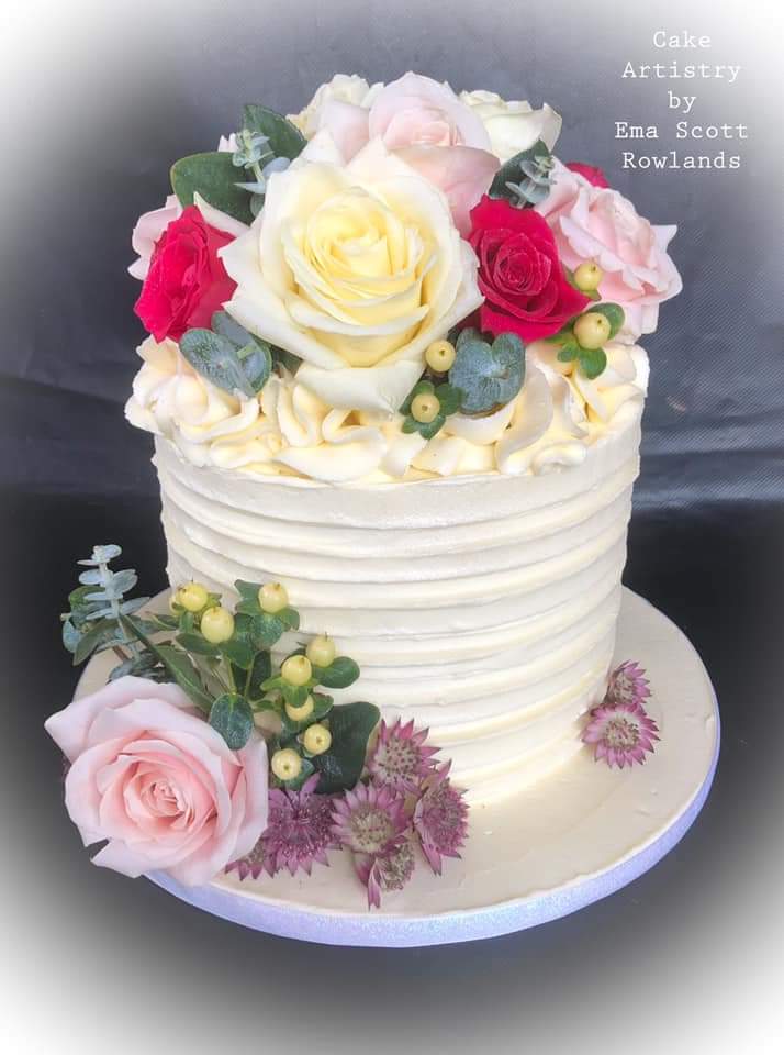 Dottyaboutcake1's tweet photo. Lovely finally to do a wedding cake again!  A simple but beautifully elegant design, using an 8” 4 layer #vanillacake filled and covered with jam and #buttercream, decorated with the bride’s choice of gorgeous flowers from Emms Stems. 🥂 🎂 https://t.co/3zHFWIbvWk  #cakeartistry https://t.co/8Vz0NV5iZf