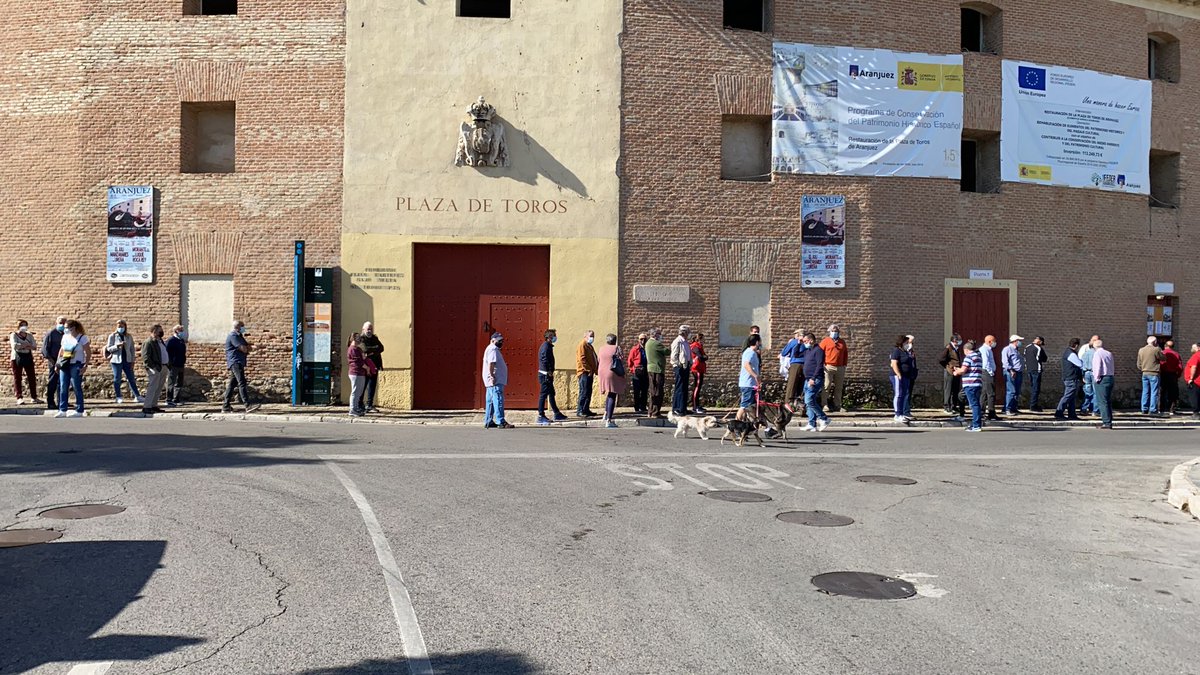 AranjuezToros's tweet photo. 🔴 Máxima expectación en el primer día de la venta de entradas en taquillas de la plaza de toros de Aranjuez.
👉 Horario de taquillas: 10:00h a 14:00h y 17:00h a 20:00h https://t.co/0RjsEDK5hH